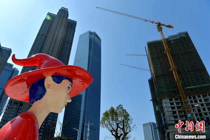 资料图为福建福州正在建设中的房地产楼盘。 <a target='_blank' href='http://www.chinanews.com/'>中新社</a>记者 张斌 摄